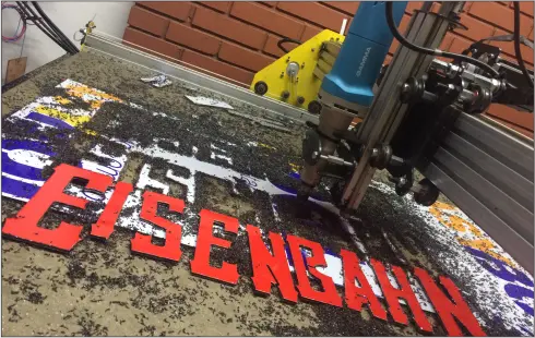 Router CNC cortando material impresso